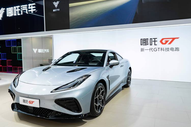 惠州257哪吒汽车在智能汽车领域的表现，领途汽车在新能源汽车市场中的影响力